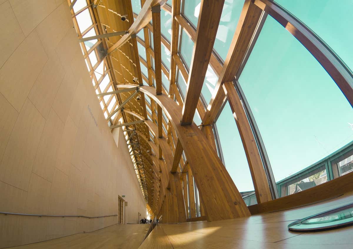 Vista desde el interior de una cristalera de la Galería de Arte de Ontario en un día despejado