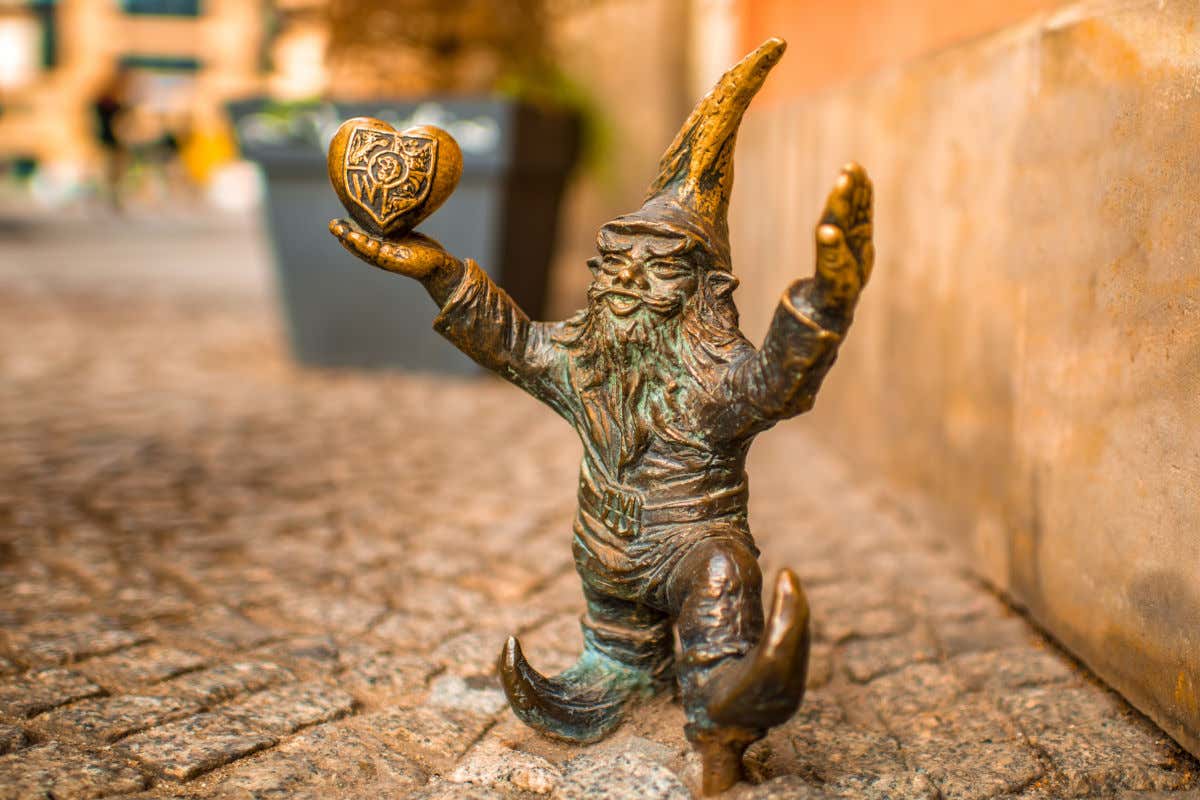 Un gnomo de Breslavia, una pequeña escultura de bronce sobre una calzada empedrada