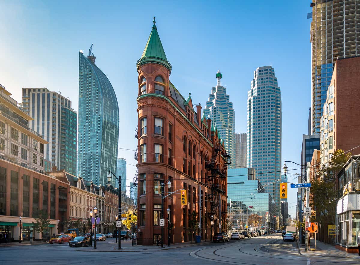 Edificio Gooderham Building con el cielo azul de fondo y algunos otros edificios