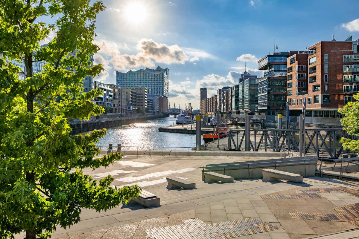 Las aguas de un lago adentrándose entre los canales de la ciudad de Hamburgo