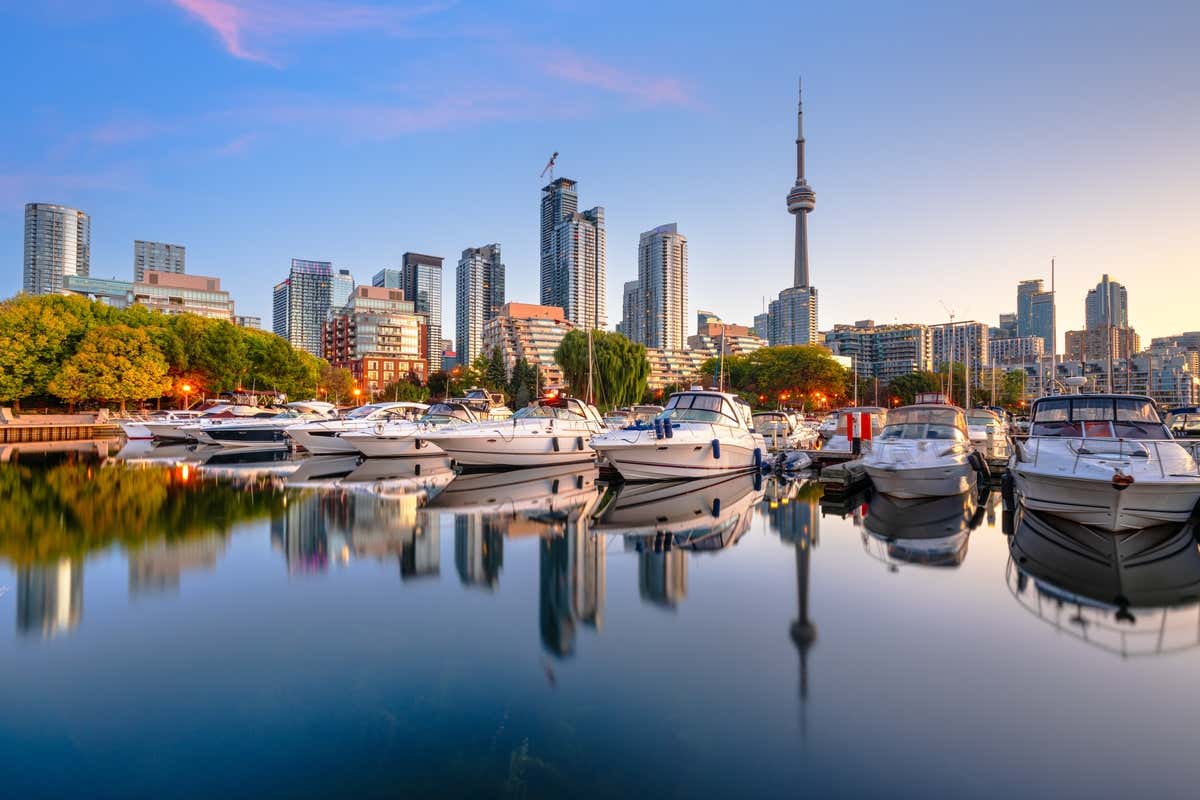 Vistas del Harbourfront Centre de Toronto en un día despejado
