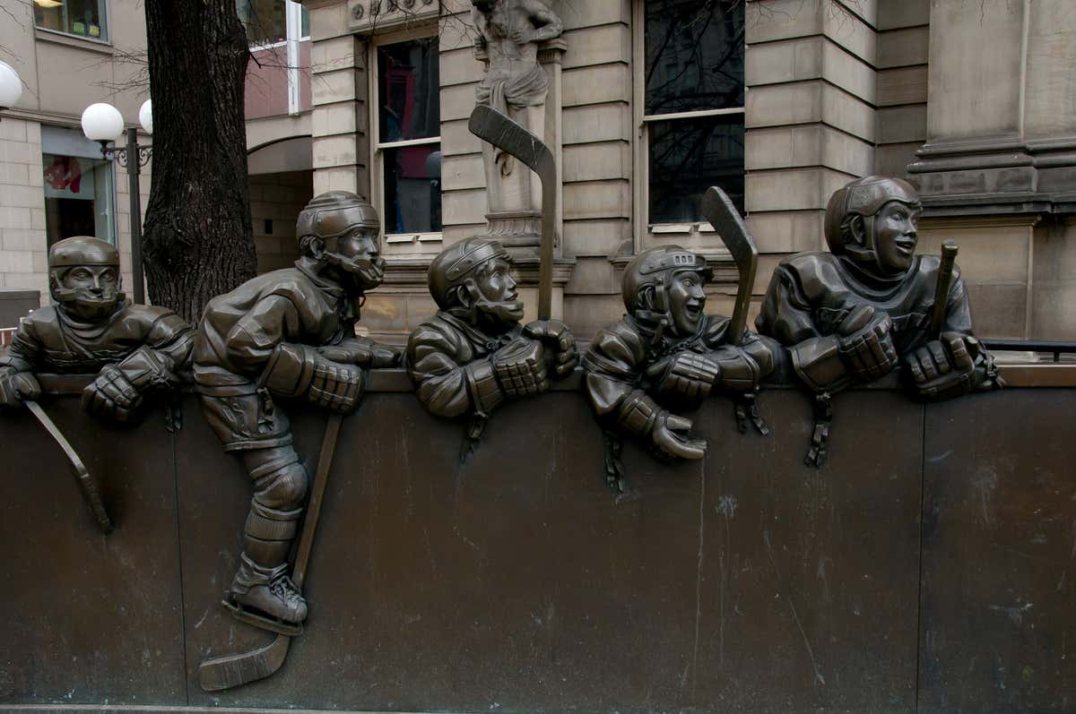 Estatua del Hockey Hall of Fame donde se ven varios judagores de hockey