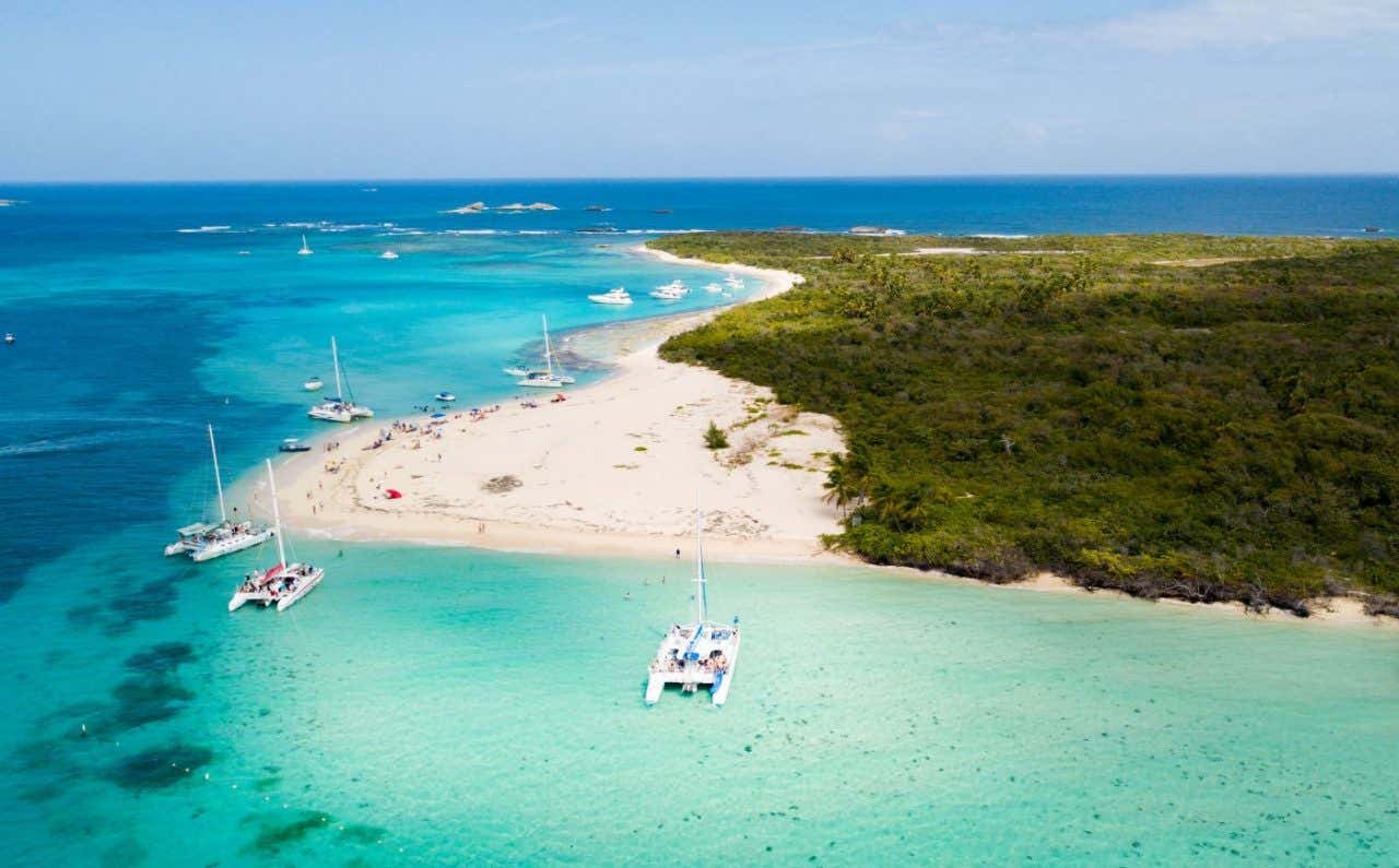 Vista aérea de Cayo Icacos donde se aprecia su playa de arena blanca