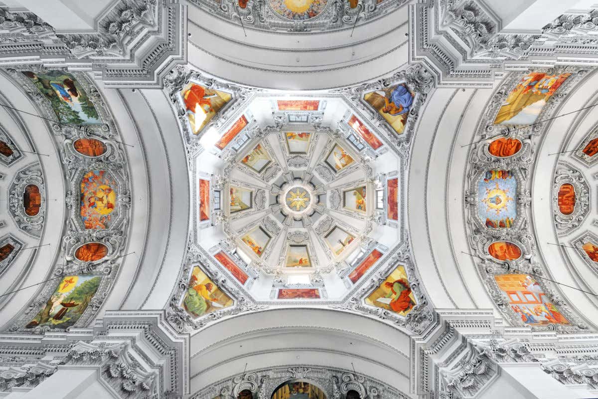 Interior de la cúpula de la catedral de Salzburgo decorada con frescos de vivos colores