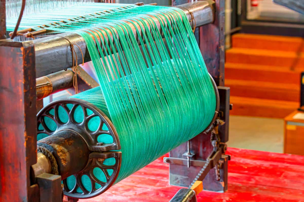 Una bobina con cuerdas de nailon en el interior de un museo de industria