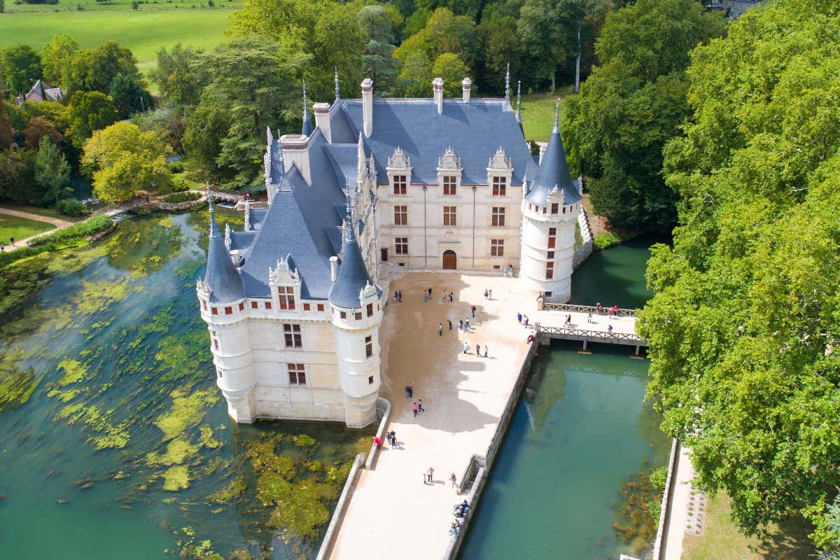 Vista aérea de Azay-le-Rideau, uno de los castillos del Loira, que se erige sobre una isla fluvial