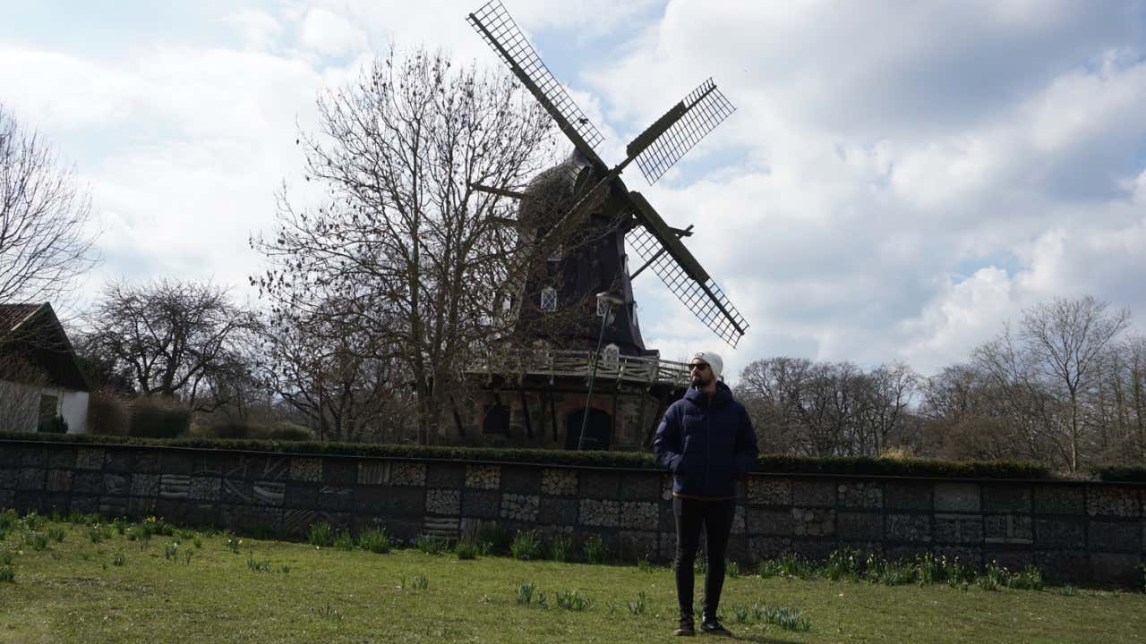 David Casanova posando con Kastellet de fondo, en Copenhague