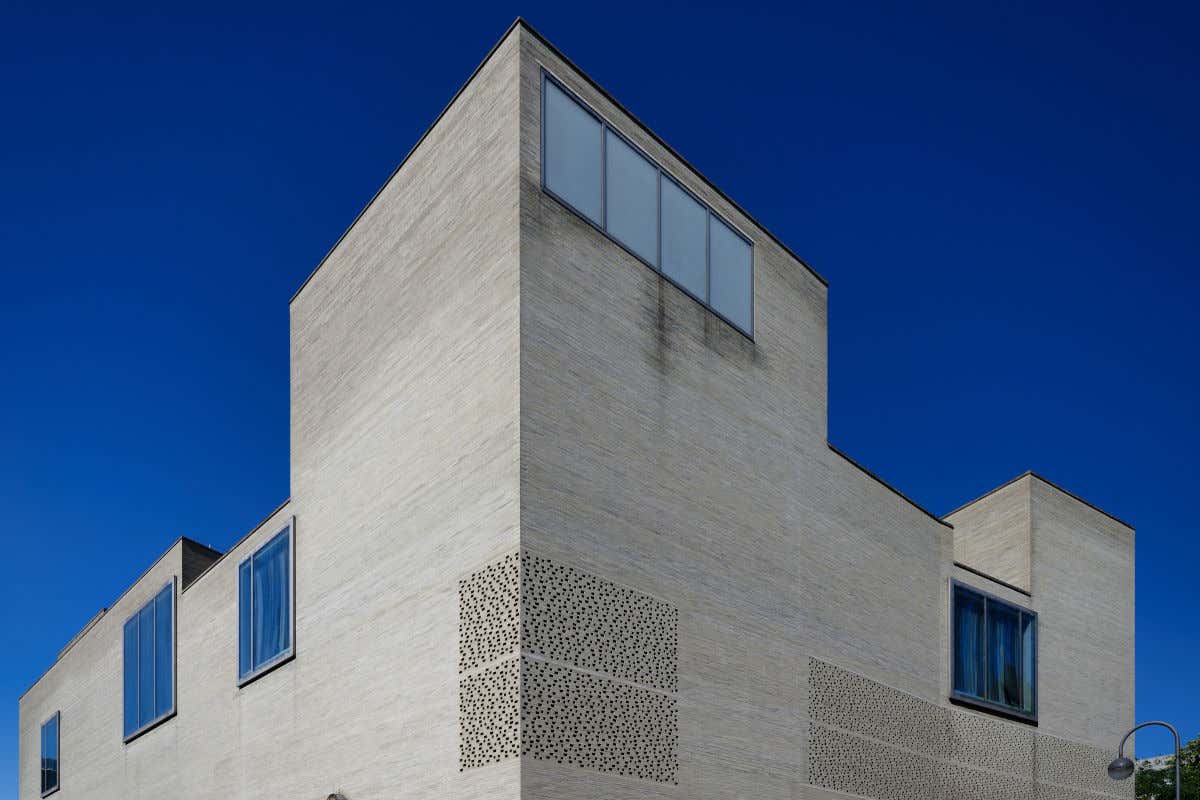 Exteriores de un museo de robusto hormigón y algunas ventanas de gran tamaño