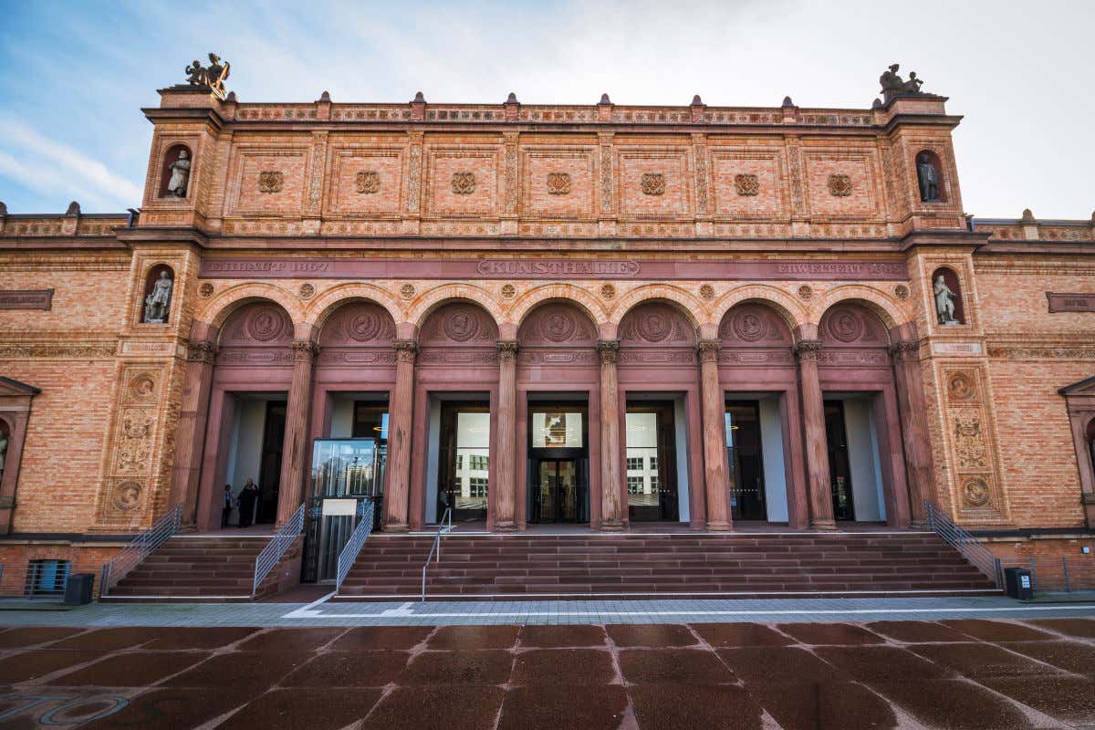 Fachada de una galería de arte de Hamburgo decorada con varias esculturas