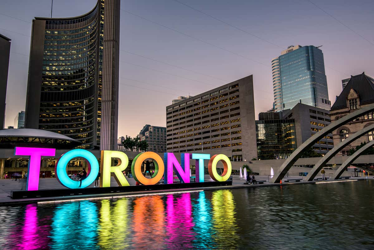 Letras de Toronto iluminadas en la noche en  Nathan Phillips Square