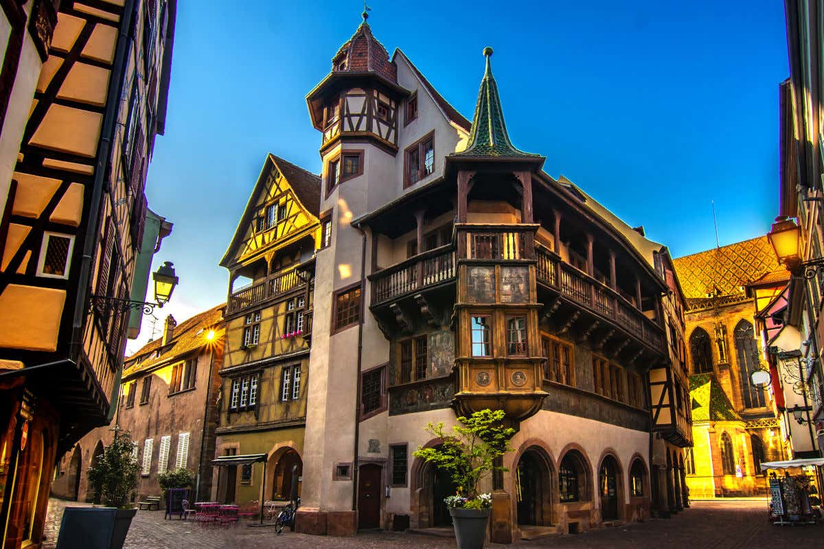 Varias casas de estética medieval con balcones de madera y vigas de madera descubiertas en un día despejado en Colmar