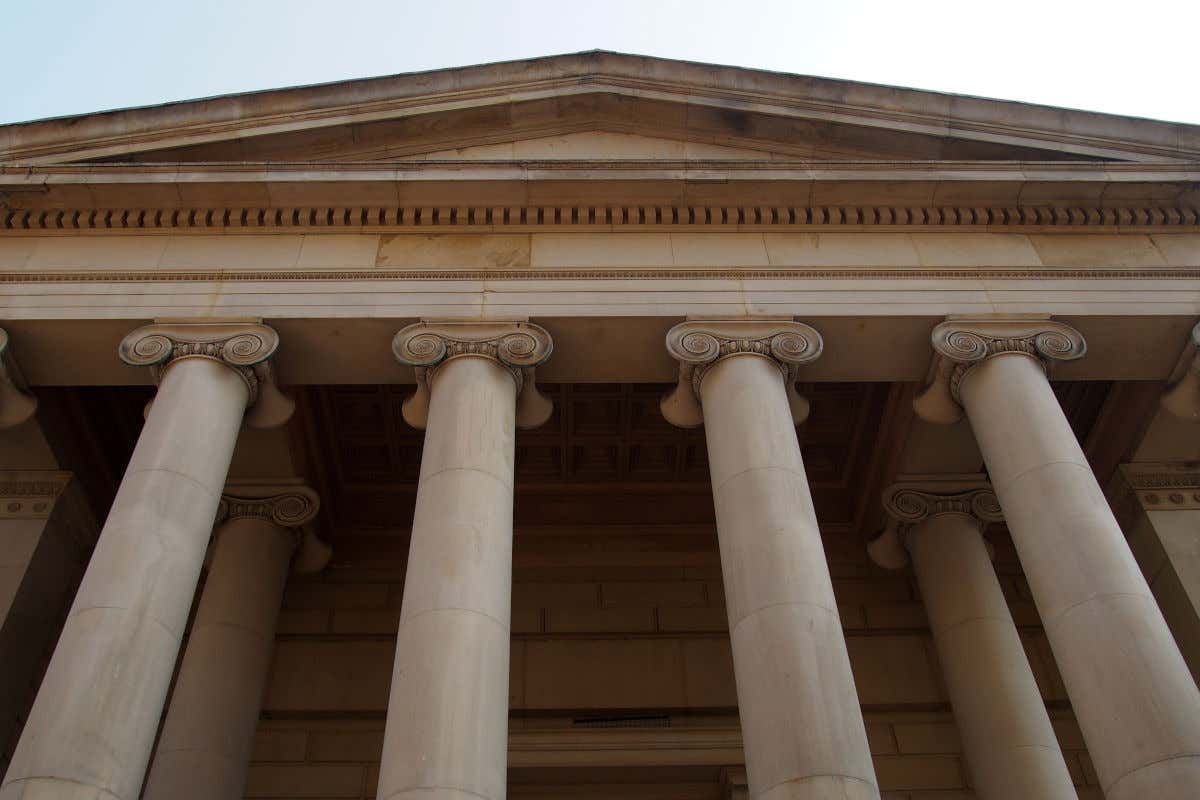 Columnas de estilo jónico sosteniendo un edificio de estética griega