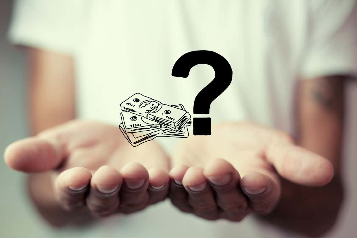 Unas manos abiertas boca arriba y con unas siluetas hechas por ordenador que indican dinero y una interrogación