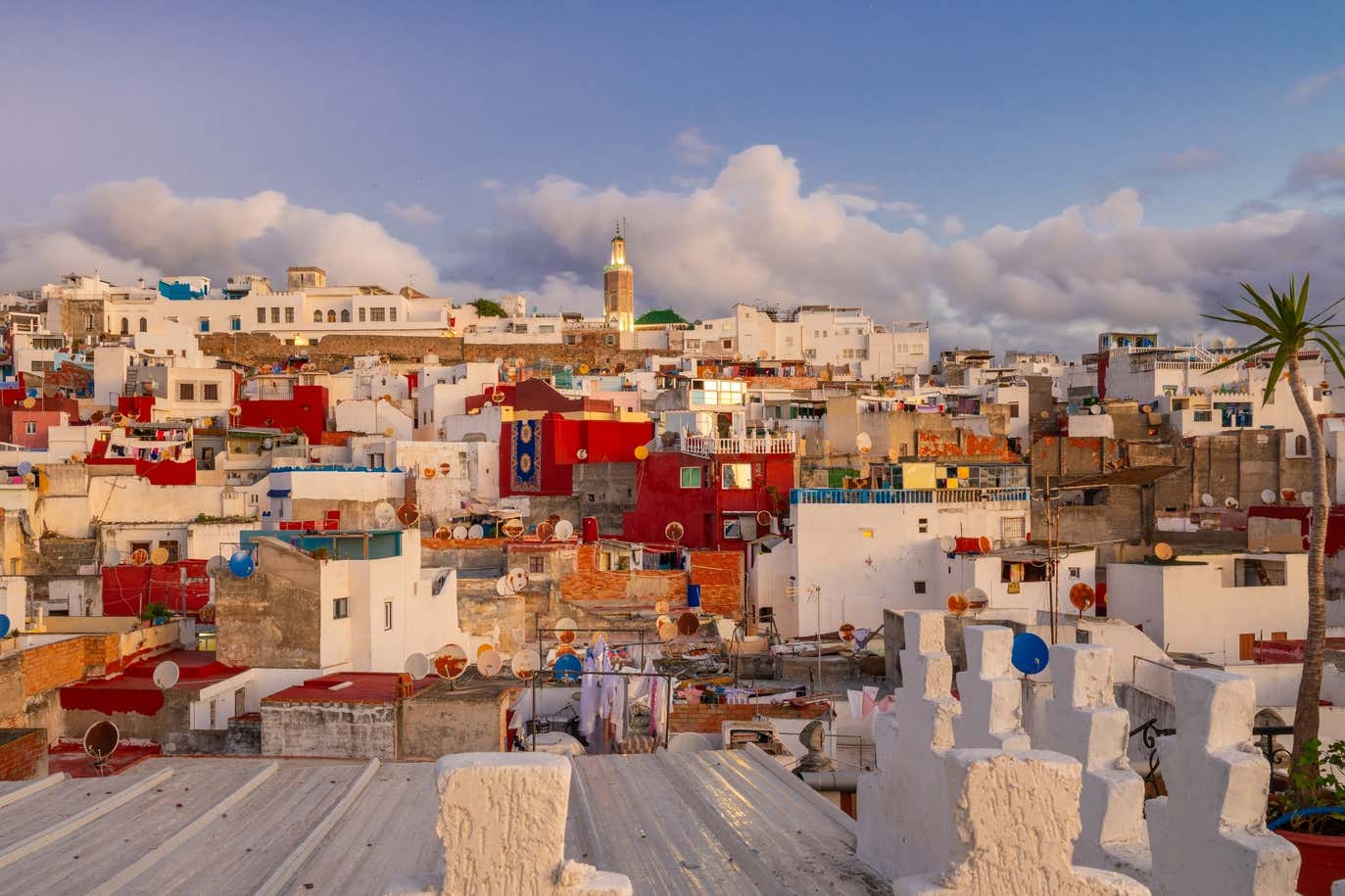 Veduta panoramica della Medina di Tangeri con alcune nuvole sullo sfondo