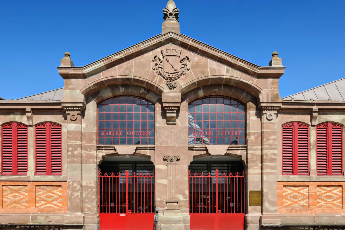 Fachada de ladrillo y piedra del Mercado Cubierto de Colmar