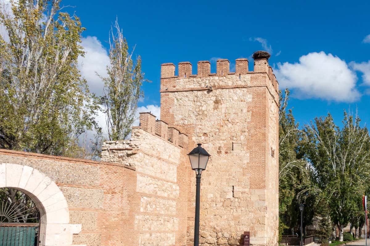 Restos del torreón y el lienzo de la antigua muralla, uno de los lugares que ver en Alcalá de Henares