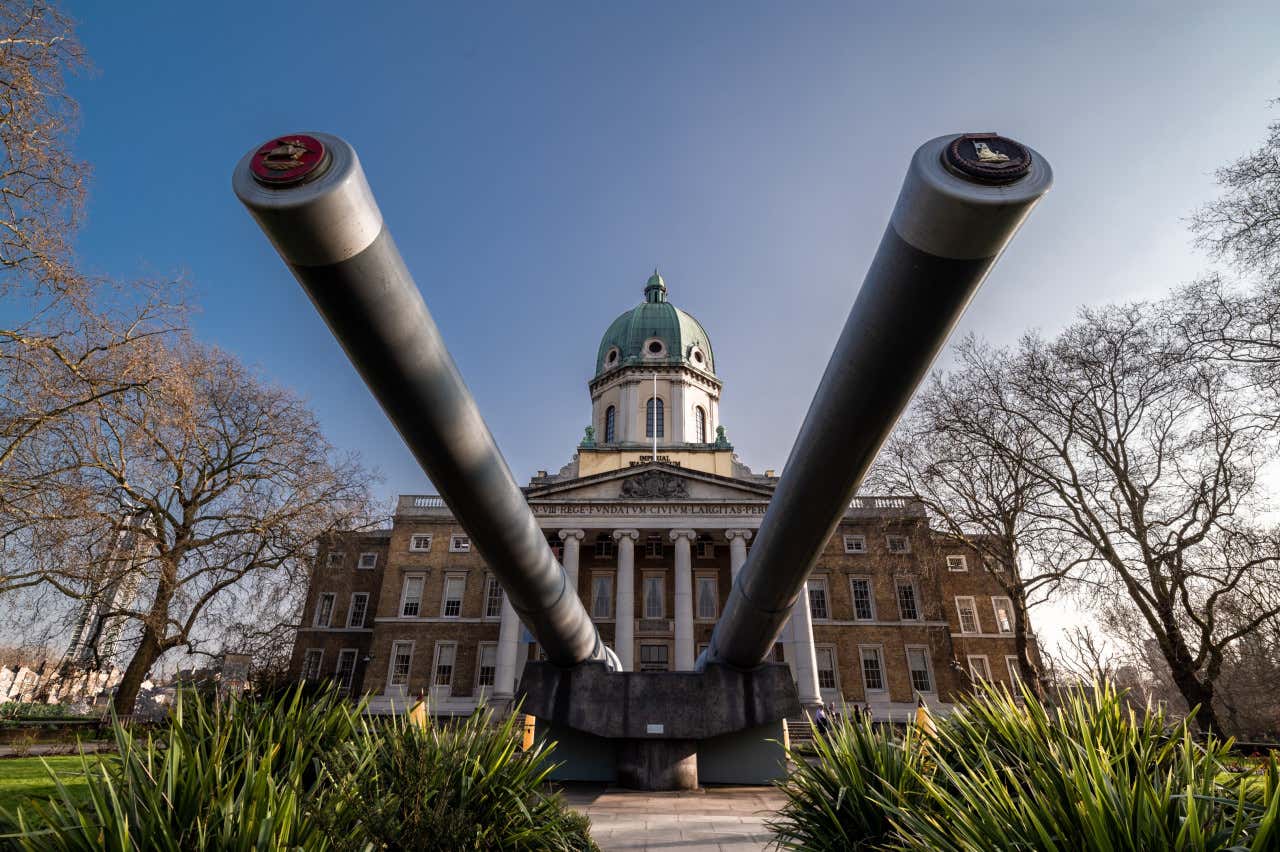Plano detalle de los dos cañones que se exhiben en la entrada del Museo de la Guerra Imperial de Londres
