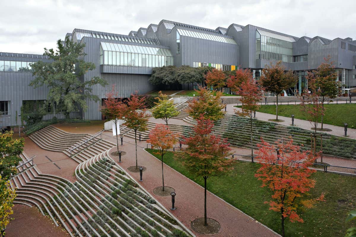 Exteriores del museo Ludwig, un museo compuesto por varios edificios anexos y con varios jardines y zonas de descanso fuera