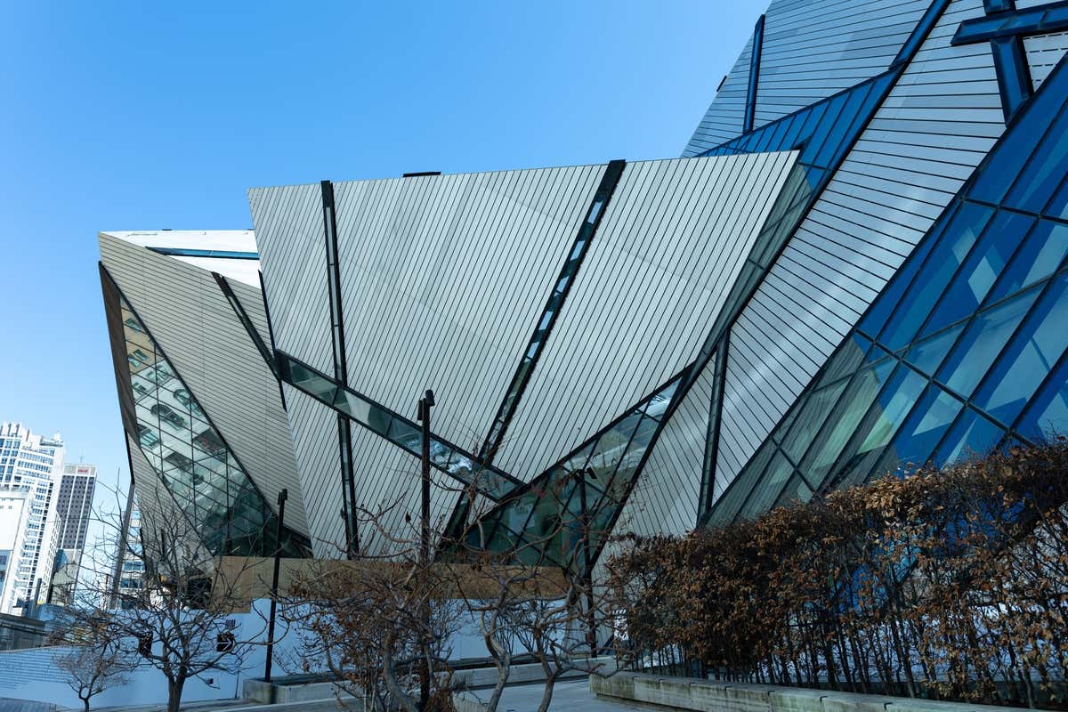 Vista panorámica del exterior del Museo Real de Ontario, uno de los lugares que ver en Toronto