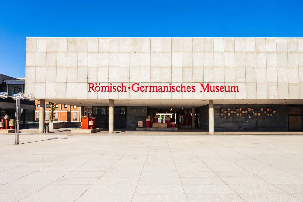 Exteriores de un museo con decoración sobria y unas letras rojas escritas en alemán