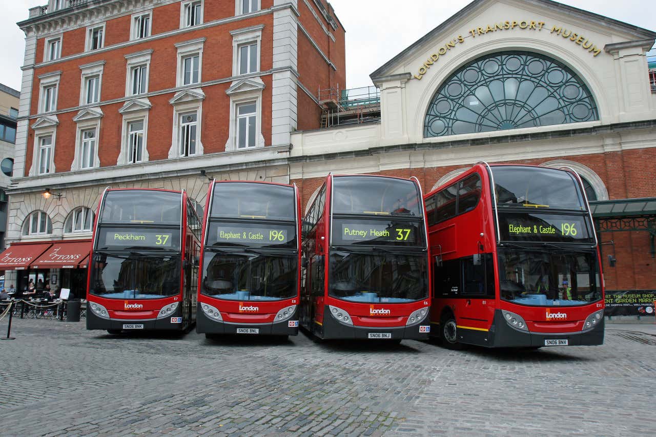 Autobuses rojos de Londres, frente al Museo de Transporte