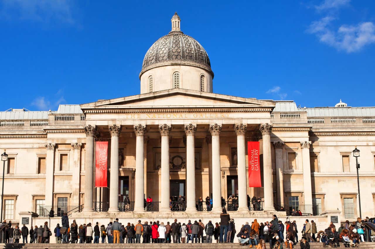 Personas haciendo colas para entrar en la Galería Nacional de Londres, un día soleado
