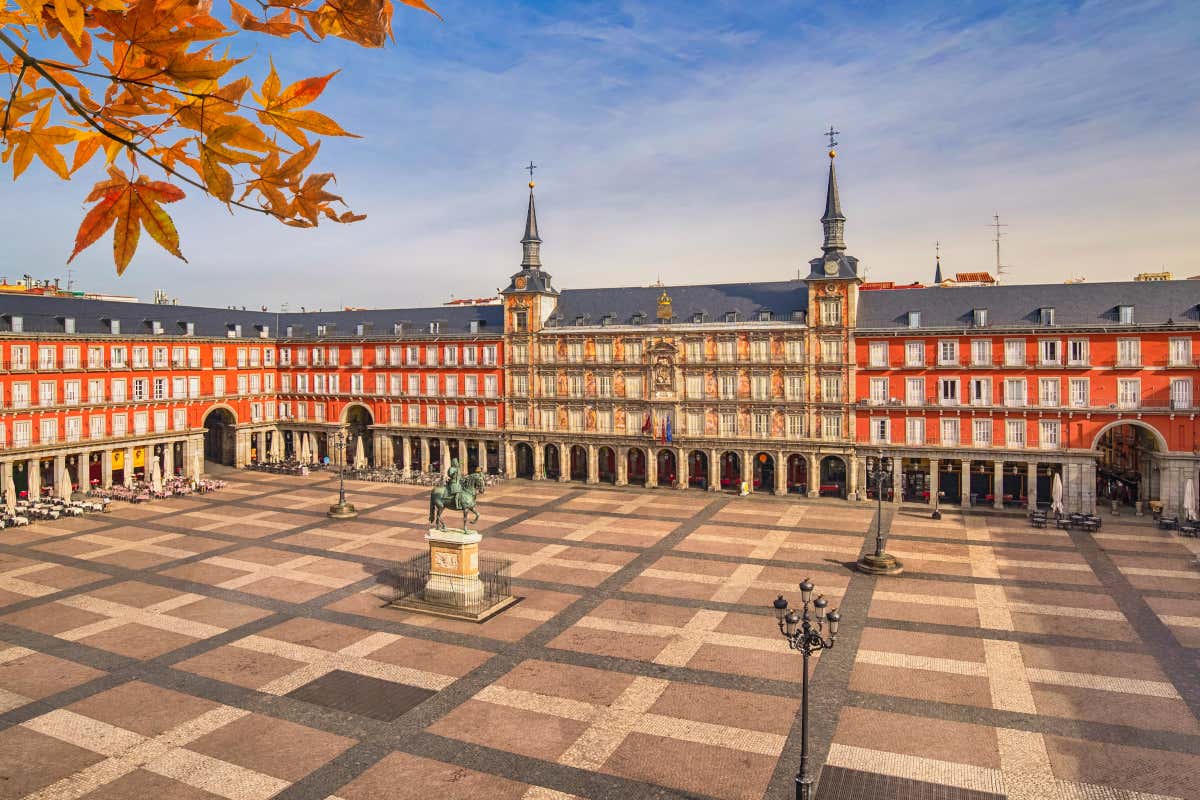 Panorámica otoñal de la plaza Mayor de Madrid vacía