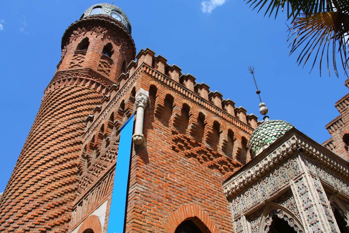 Exterior de un palacio de estilo mudéjar