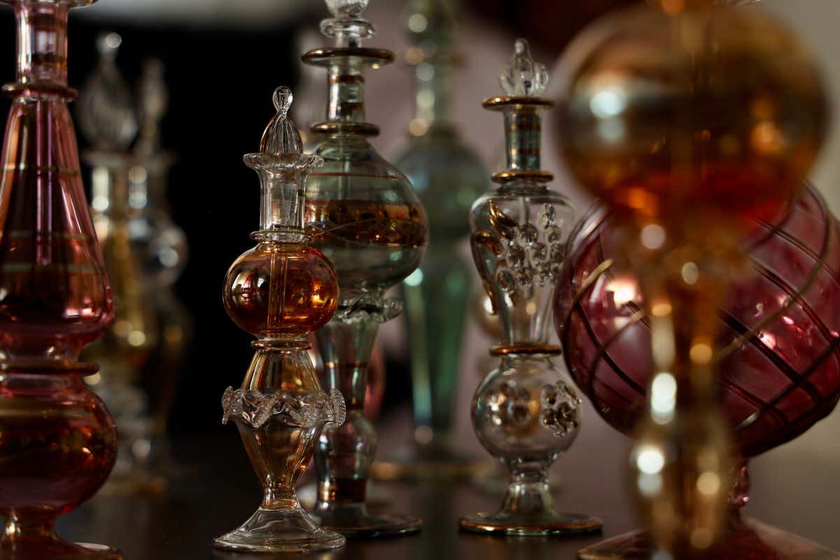 Varios frascos de colonia de pequeño tamaño y de vivos colores