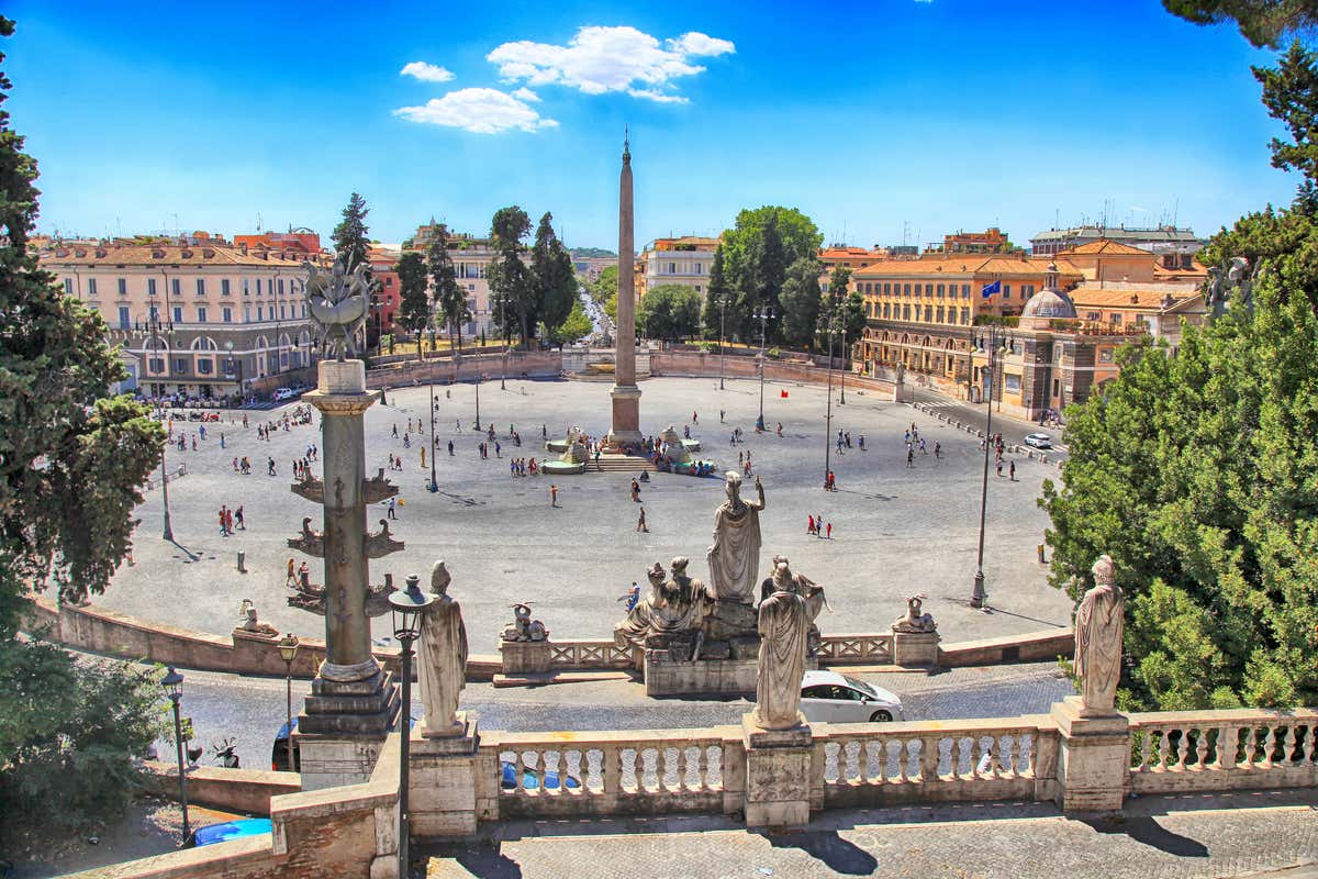 Vista aérea de la Piazza del Popolo en un día despejado, un lugar que recorrer en Roma