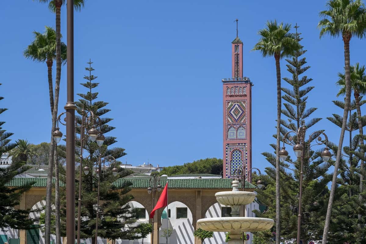 Plaza 9 de Abril y Mezquita de Sidi Bou Abib con el cielo azul de fondo