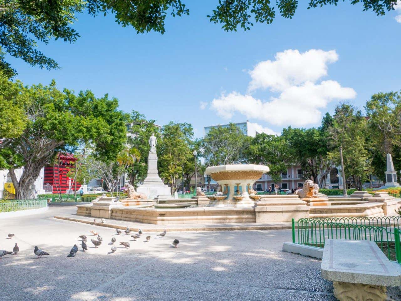 Plaza central en Ponce donde se aprecia un fuente y arboleda
