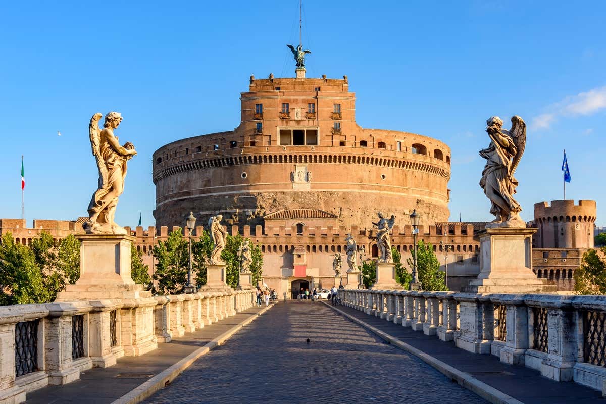Puente y Castillo de Sant'Angelo con el cielo azul de fondo