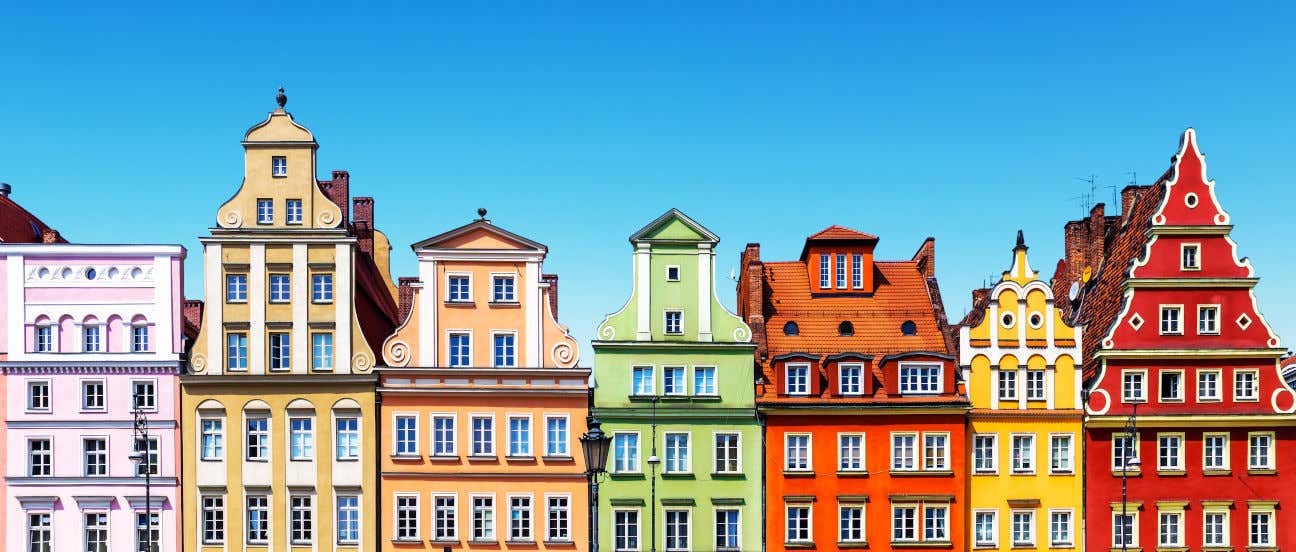 Varias casas de colores de fachadas curiosas en un día despejado en Breslavia