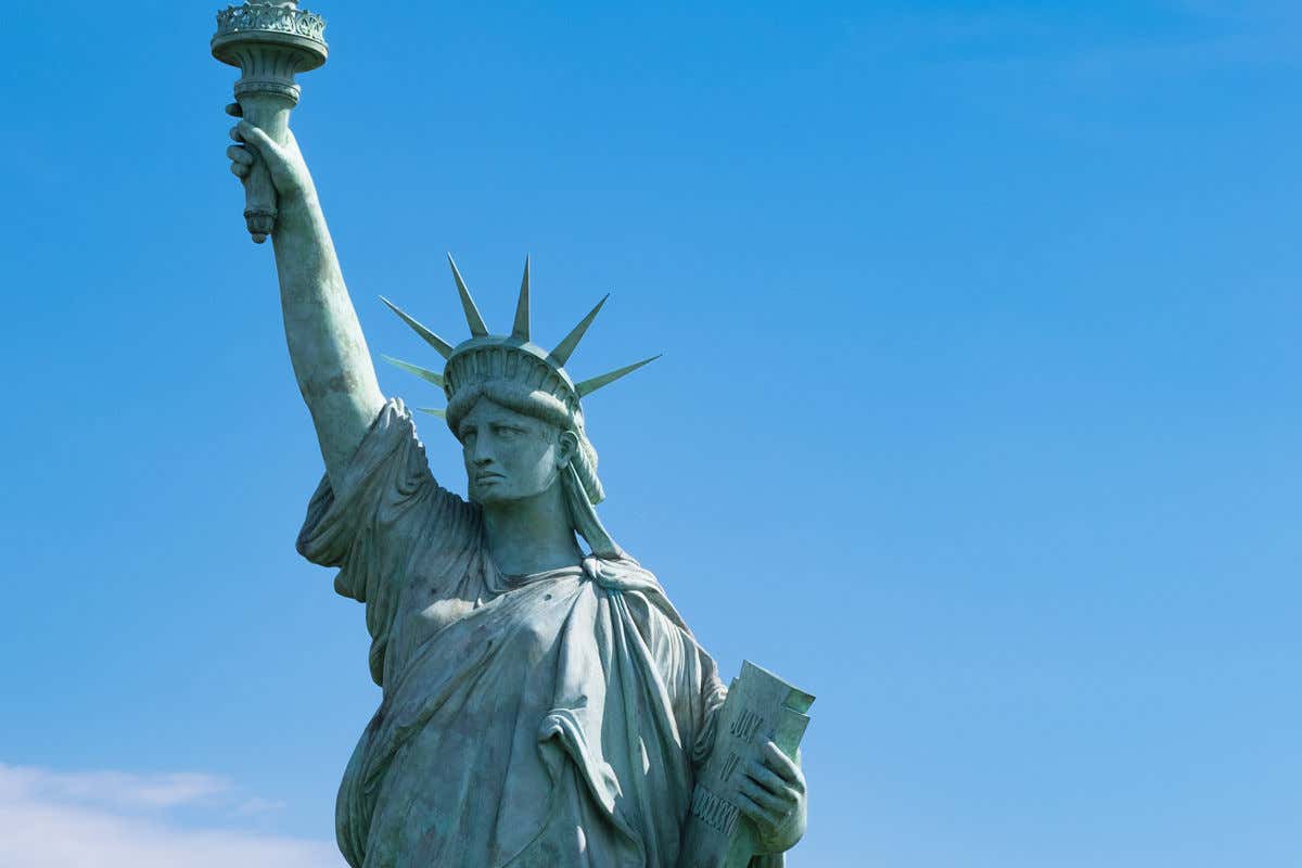 Una réplica de la Estatua de la Libertad en un día despejado