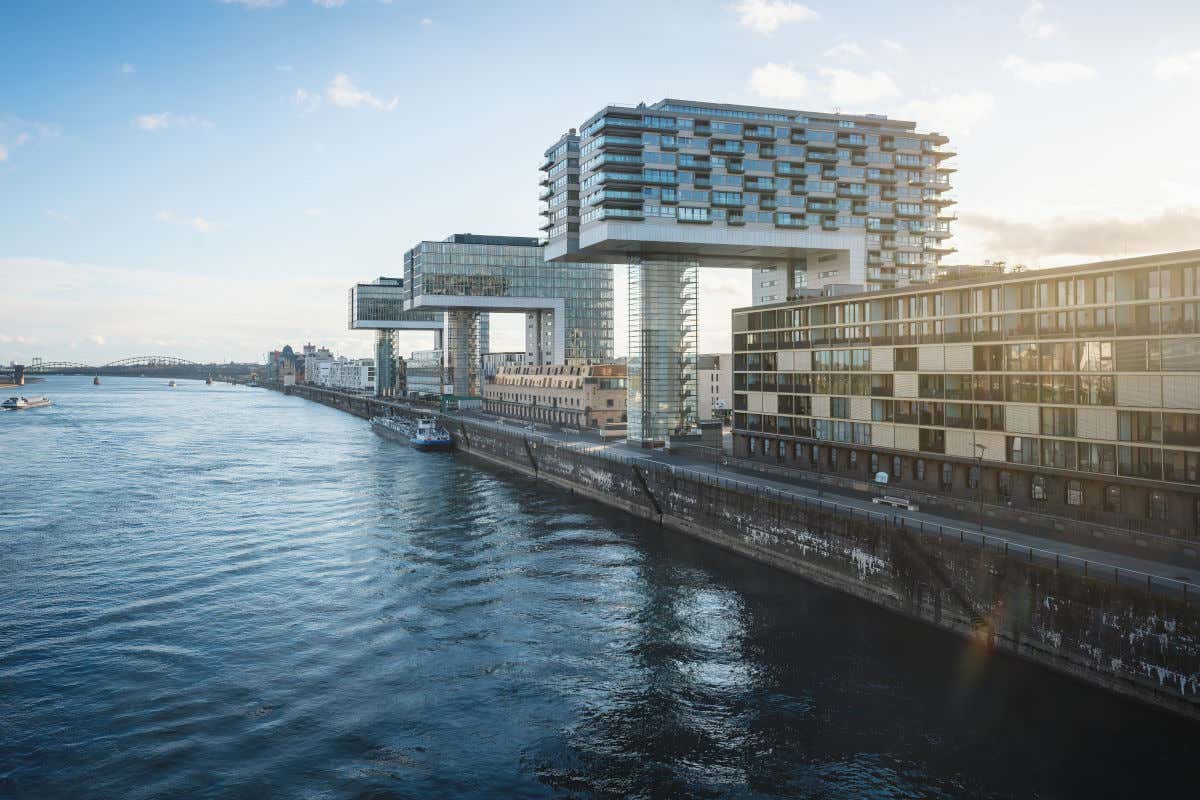 Edificios de aspecto vanguardista, repletos de ventanales, y junto a las orillas del río Rin