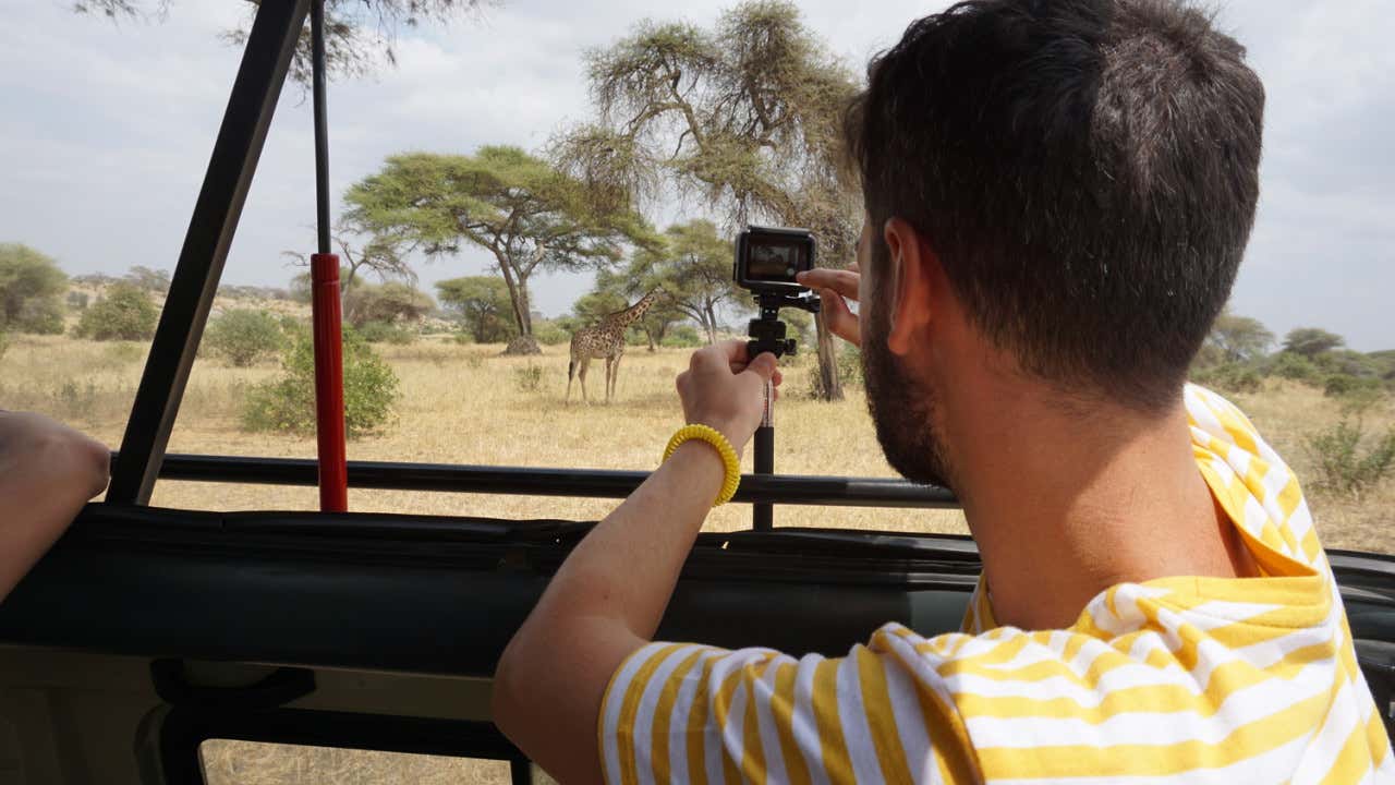 David Casanova haciendo una foto durante un safari en Tanzania
