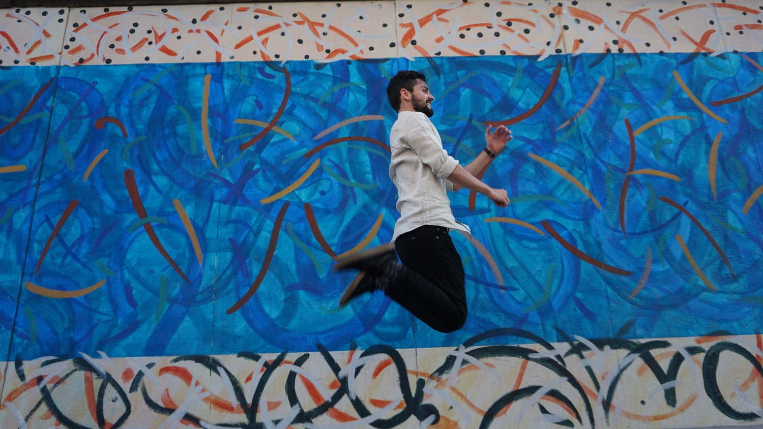 David Casanova saltando con el muro de Berlín de fondo