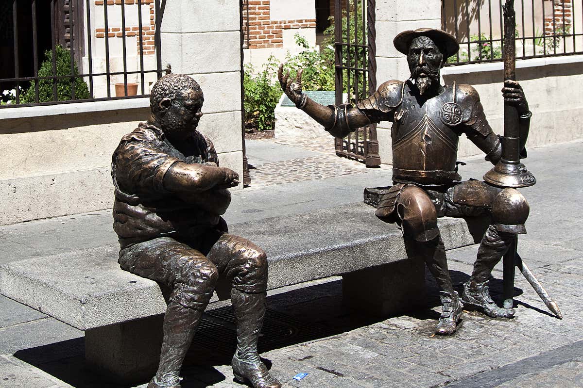 Estatua de don Quijote y Sancho Panza en banco frente al Museo Casa Natal de Cervantes