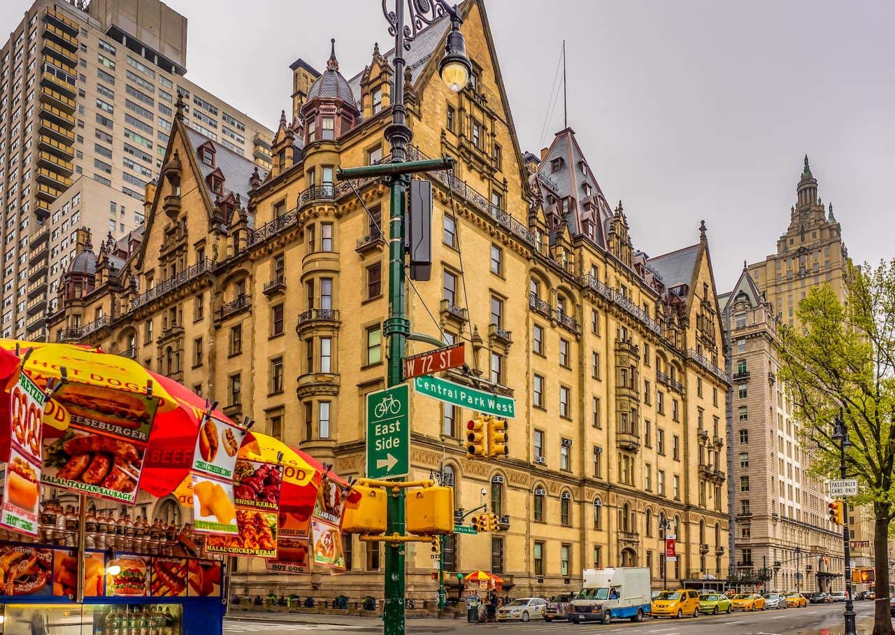 Panorâmica do edifício Dakota em Nova York rodeado de outros prédios em um dia nublado. Um dos cenários de filmes de terror de Nova York