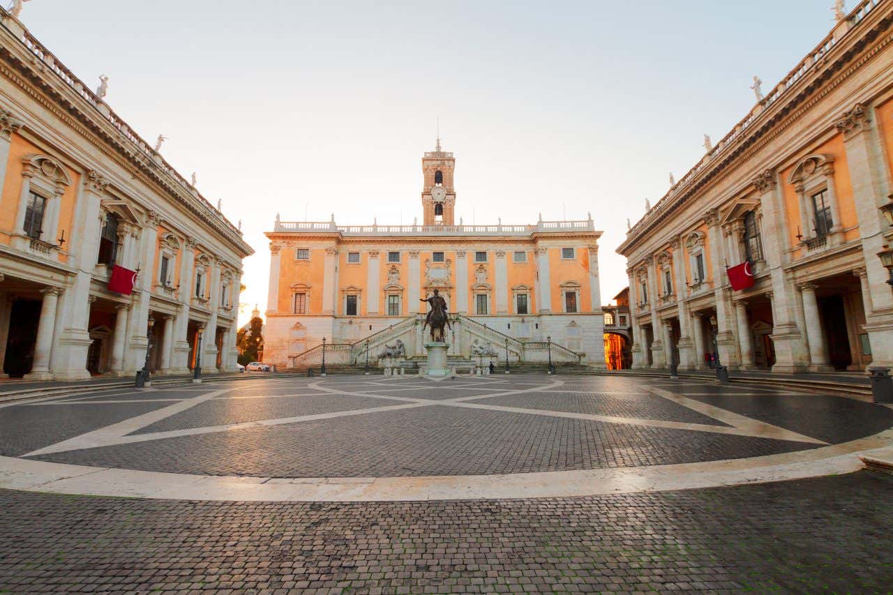 Piazza del Campidoglio di Michelangelo con statua equestre di Marco Aurelio e Palazzo Senatorio illuminato al tramonto