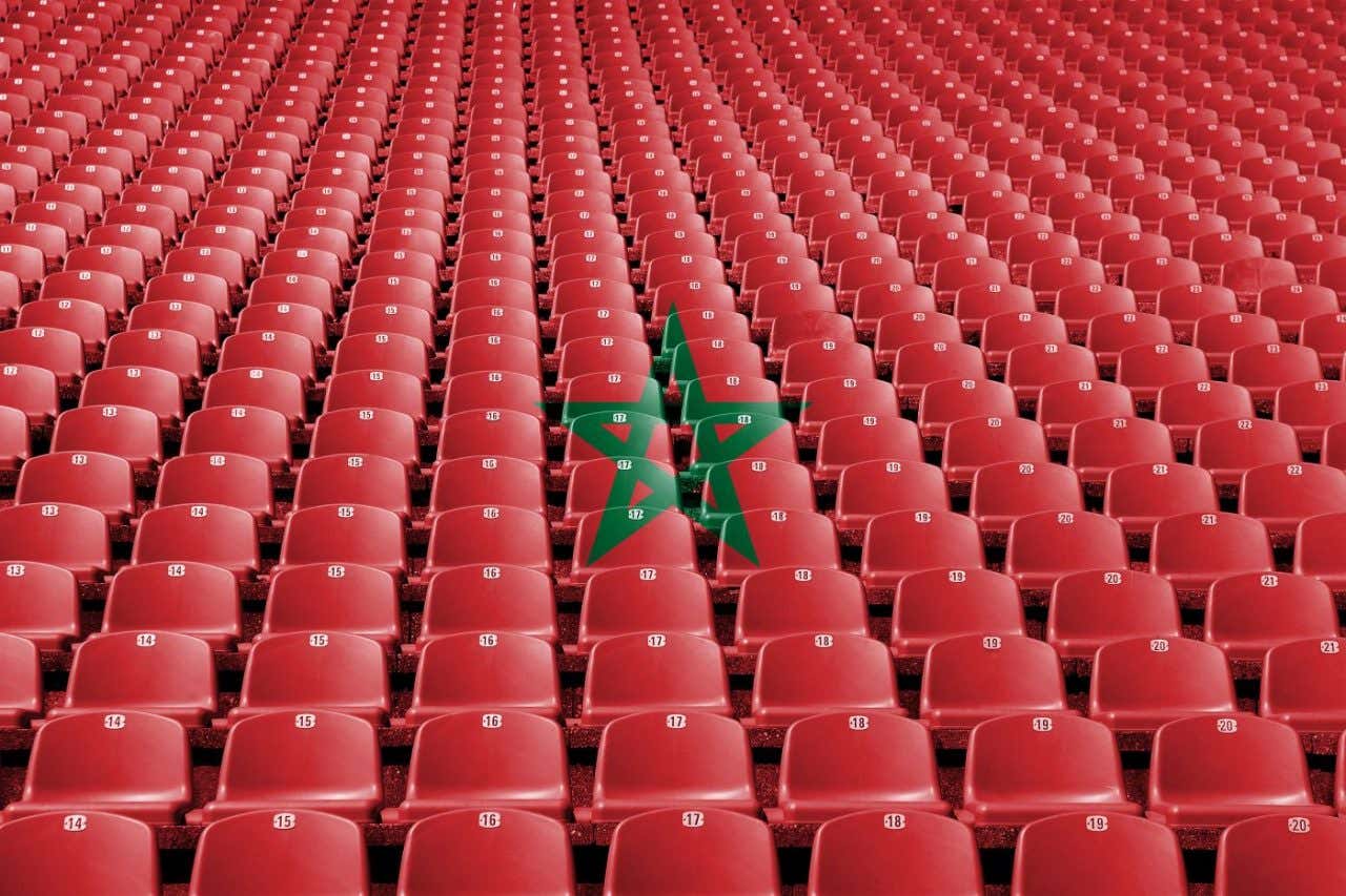 Sièges vides de tons rouges dans un stade