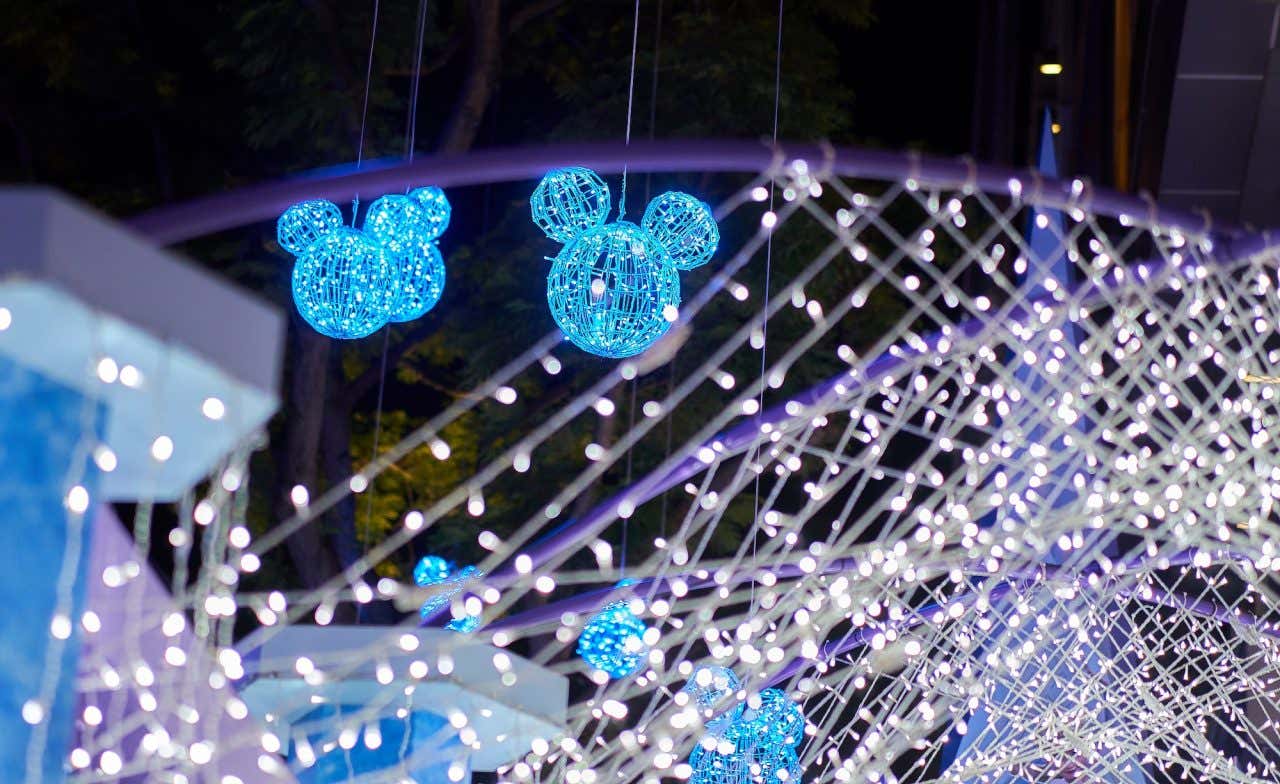 Decoração natalina com luzes e ornamentos em formato da cabeça do Mickey