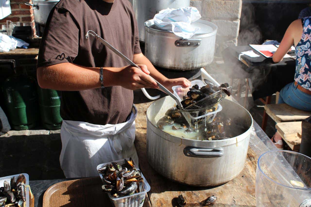 Célèbres moules-frites lors de la braderie de Lille