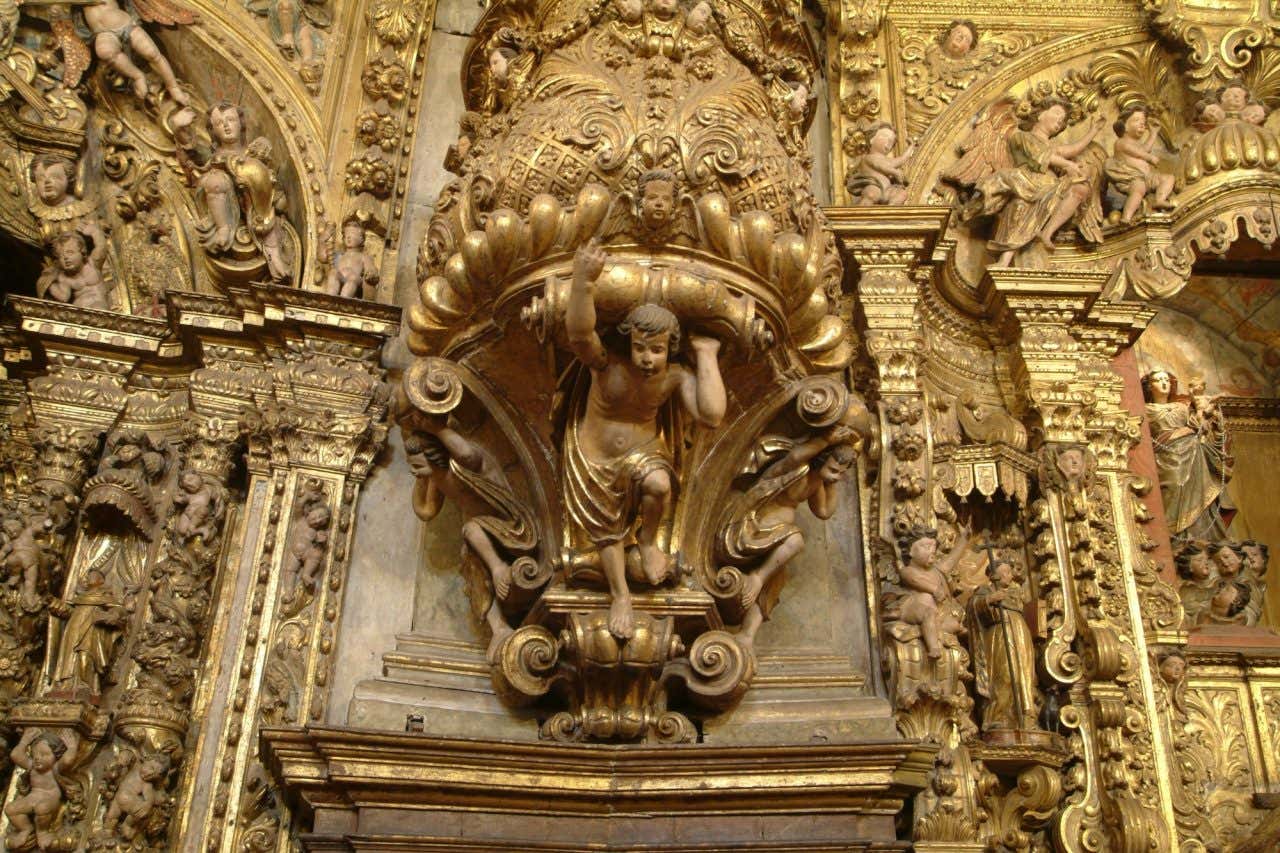 Detalhe da decoração em ouro da igreja de Nossa Senhora do Pilar