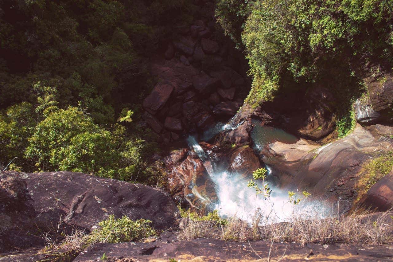 Vista aérea da Cachoeira das Andorinhas, uma visita imperdível para fazer em Ouro Preto