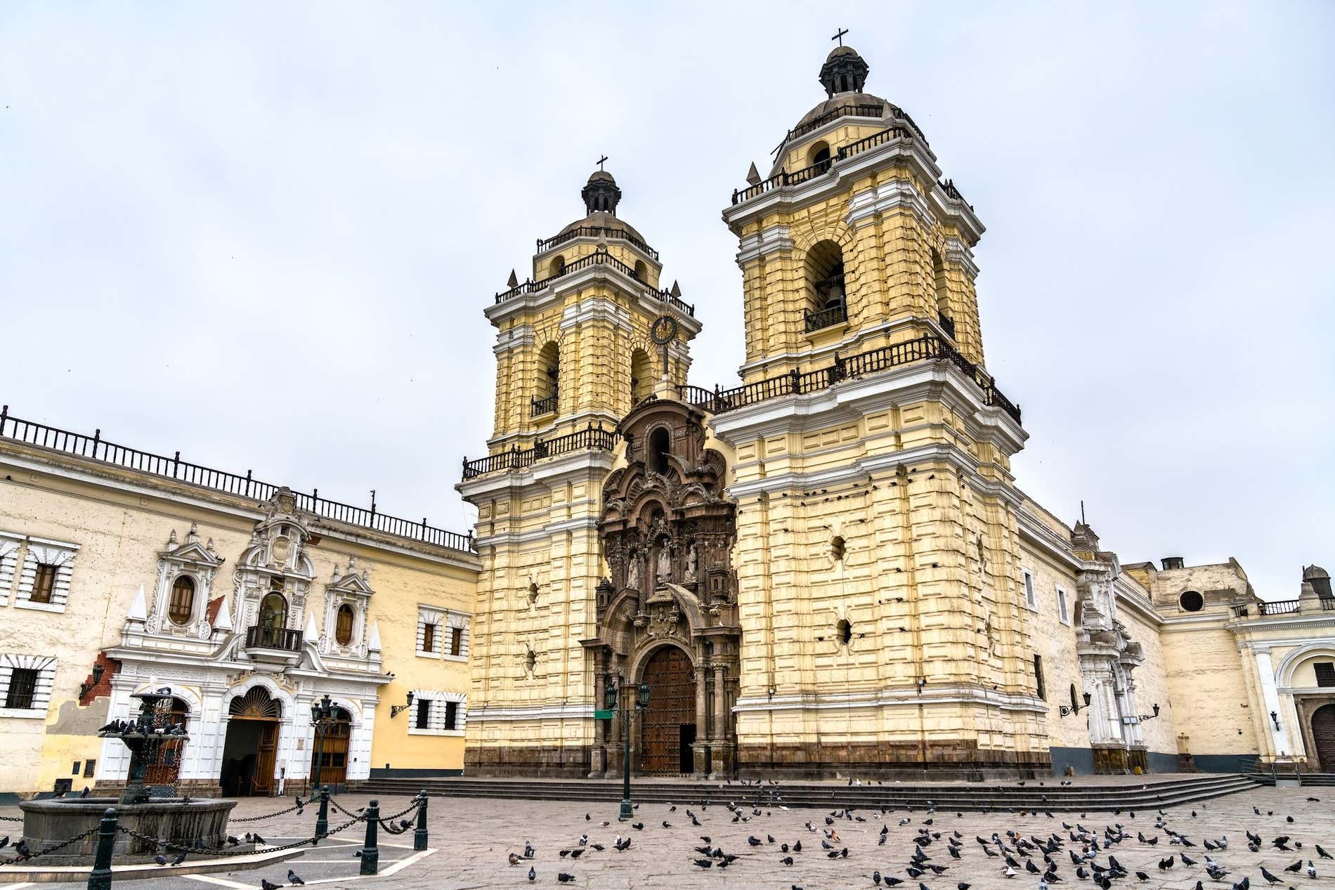 Fachada del convento de San Francisco con detalles decorativos de imágenes religiosas