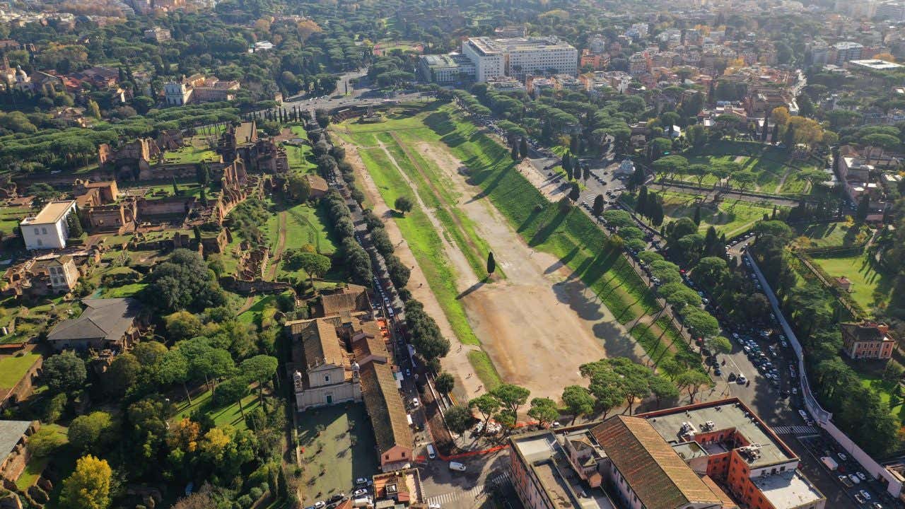 Vista aerea panoramica del Circo Massimo con rovine dei palazzi imperiali sul Colle Palatino a destra e Aventino a sinistra