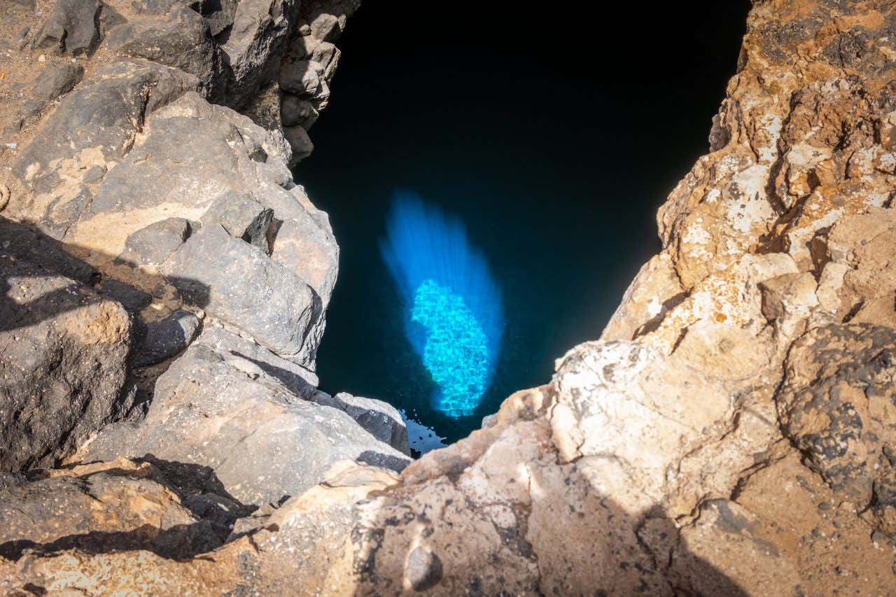 Vista do fenômeno Olho Azul na gruta Buracona vista de cima
