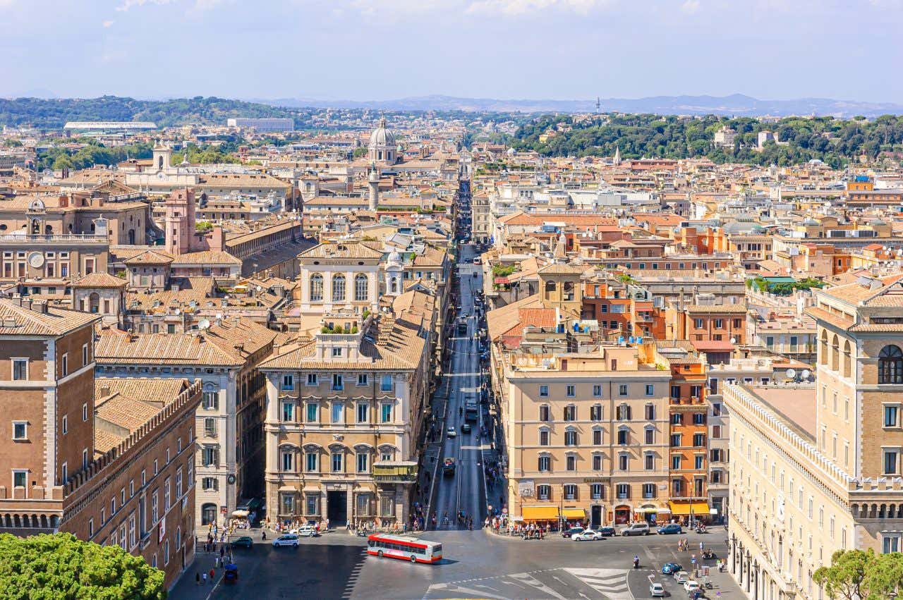 Vista aerea di via del corso, una lunga arteria stradale che taglia gli alti palazzi del centro storico di Roma